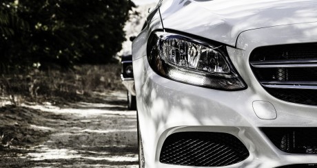un coche blanco